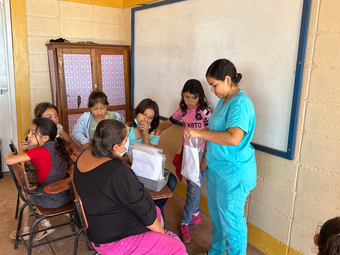 Community members and volunteers during a Honduras Health Horizons brigade